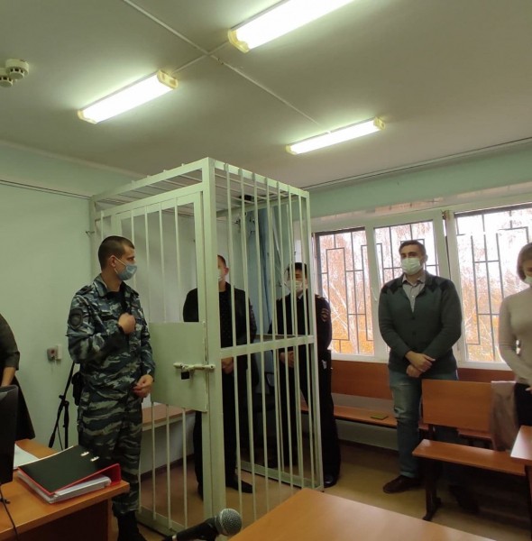 В Оренбурге полицейские, ставившие 18-летнего парня в позу звезды, отправлены под домашний арест