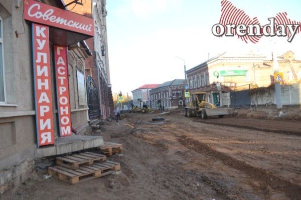 40 дней до сдачи: оренбуржцев не устраивает ремонт улиц Володарского и Постникова