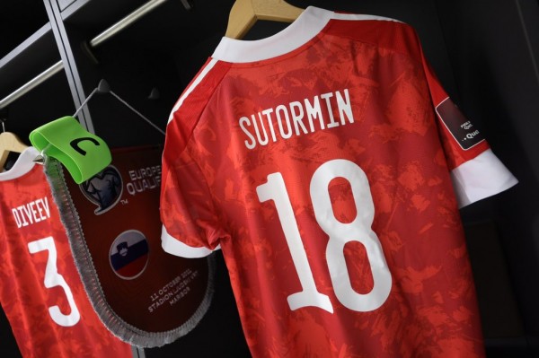 Экс-игрок "Оренбурга" Алексей Сутормин вывел сборную России на матч со Словенией в качестве капитана