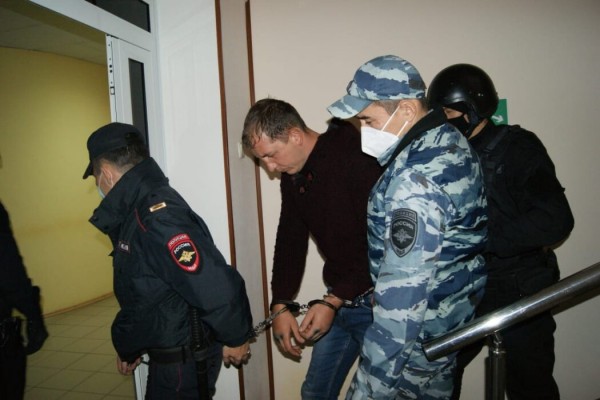 Гайский суд отправил подозреваемого в убийстве трех девушек в СИЗО