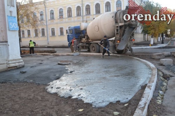40 дней до сдачи: оренбуржцев не устраивает ремонт улиц Володарского и Постникова