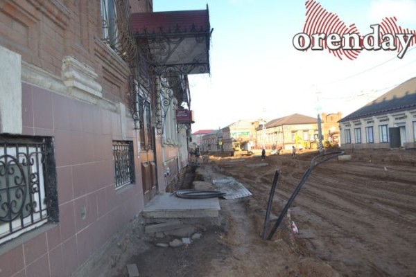 40 дней до сдачи: оренбуржцев не устраивает ремонт улиц Володарского и Постникова