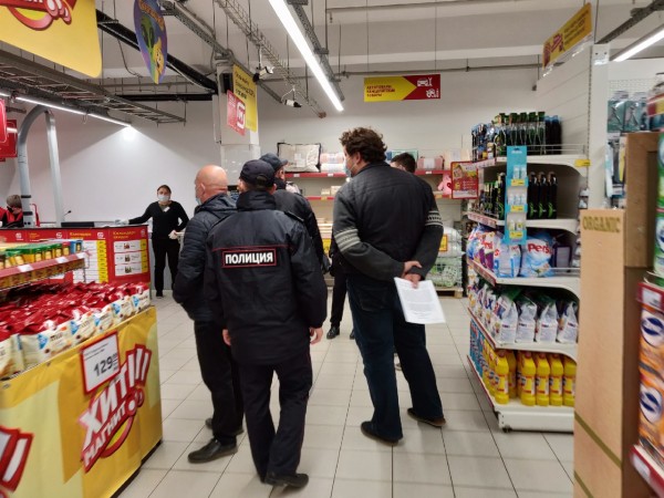 В торговом центре Оренбурга арендаторы и покупатели нарушали масочный режим