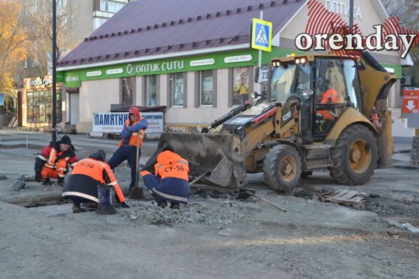40 дней до сдачи: оренбуржцев не устраивает ремонт улиц Володарского и Постникова