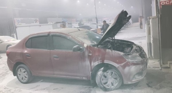 В Оренбурге тушили пожар в автосалоне