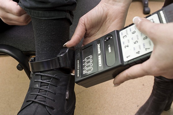 В Оренбурге полицейские, ставившие 18-летнего парня в позу звезды, отправлены под домашний арест