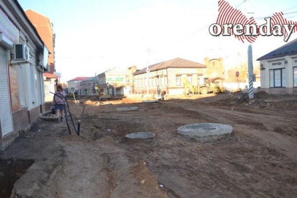 40 дней до сдачи: оренбуржцев не устраивает ремонт улиц Володарского и Постникова