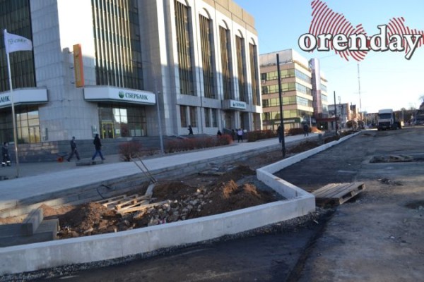 40 дней до сдачи: оренбуржцев не устраивает ремонт улиц Володарского и Постникова