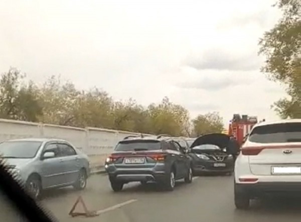 В Оренбурге на Авторемонтной столкнулись две иномарки. Движение затруднено
