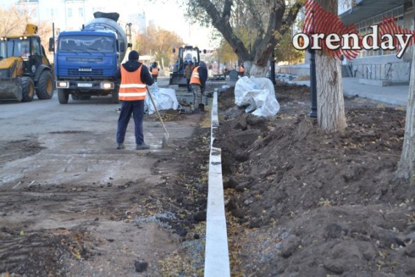 40 дней до сдачи: оренбуржцев не устраивает ремонт улиц Володарского и Постникова
