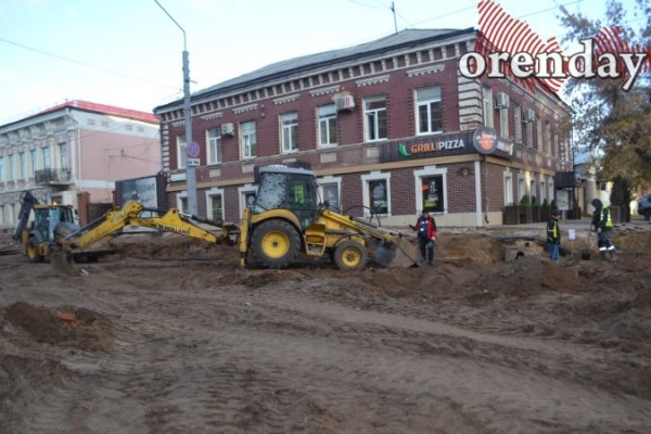 40 дней до сдачи: оренбуржцев не устраивает ремонт улиц Володарского и Постникова