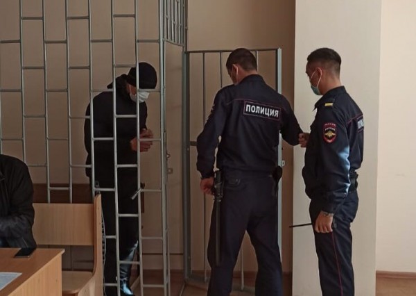 Подозреваемых в разбое полицейских суд Орска отправил под стражу