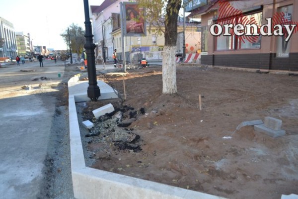 40 дней до сдачи: оренбуржцев не устраивает ремонт улиц Володарского и Постникова
