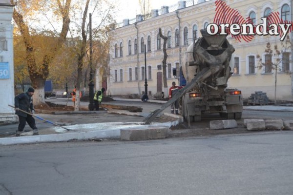 40 дней до сдачи: оренбуржцев не устраивает ремонт улиц Володарского и Постникова 40 дней до сдачи: оренбуржцев не устраивает ремонт улиц Володарского и Постникова