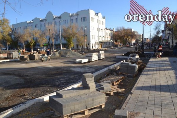 40 дней до сдачи: оренбуржцев не устраивает ремонт улиц Володарского и Постникова