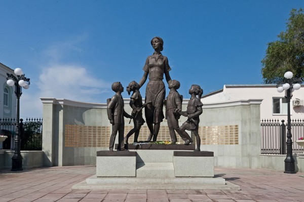 5 октября состоится церемония возложения цветов к памятнику первой учительнице на ул. Советской в Оренбурге