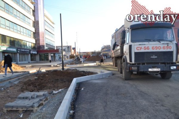 40 дней до сдачи: оренбуржцев не устраивает ремонт улиц Володарского и Постникова