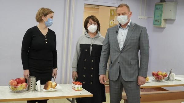 Сергей Салмин продегустировал блюда из школьного меню