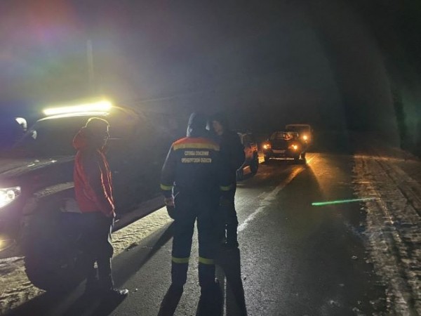 Под Оренбургом из "снежного плена" спасали ГАЗ Валдай