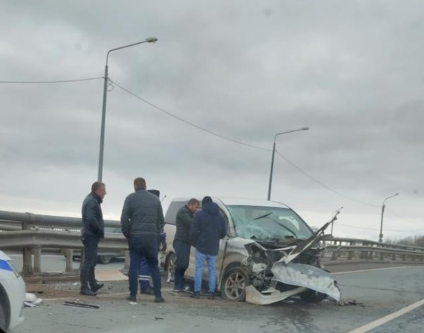 В Оренбурге на Загородном шоссе водитель минивэна протаранил ограждение моста В Оренбурге на Загородном шоссе водитель минивэна протаранил ограждение моста