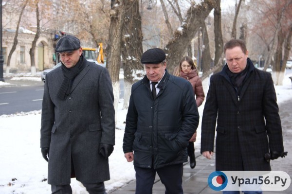 
Как выглядит часть улицы Посникова в Оренбурге после капитального ремонта? Дорогу осмотрели министр строительства и и.о. главы города        