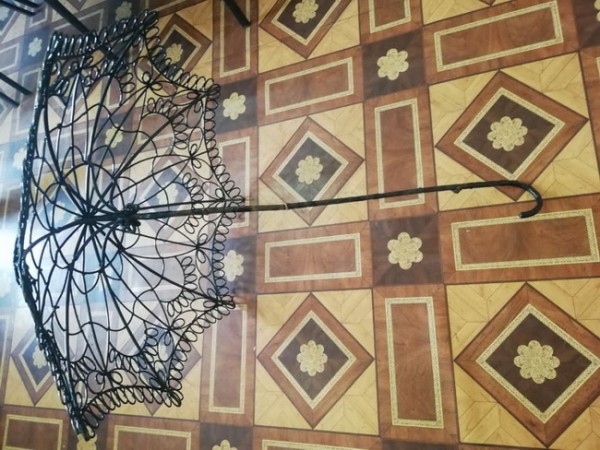 У скульптуры дамы с улицы Советской в Оренбурге снова украли зонтик