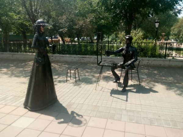 У скульптуры дамы с улицы Советской в Оренбурге снова украли зонтик