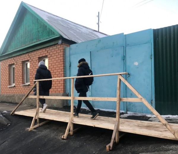 На Туркестанской корявые тротуары дополнили деревянные помосты