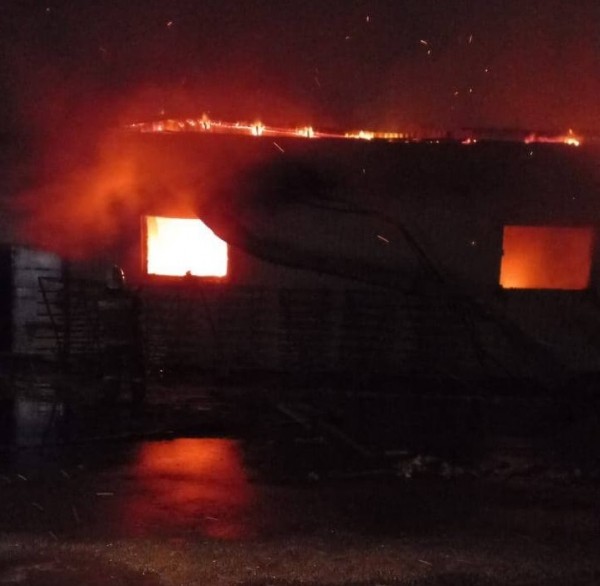 В Илеке на территории хлебзавода горит гараж