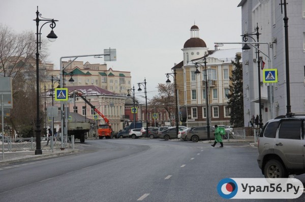 
Как выглядит часть улицы Посникова в Оренбурге после капитального ремонта? Дорогу осмотрели министр строительства и и.о. главы города        