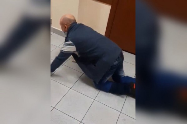 В Сети появилось видео, как инвалид ползает по коридорам больницы в Медногорске. Комментарий главного врача
В Сети появилось видео, как инвалид ползает по коридорам больницы в Медногорске. Комментарий главного врача