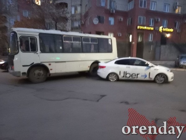 В Оренбурге на улице Пролетарской не разъехались такси и маршрутный ПАЗ