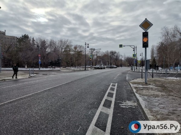 
Как выглядит часть улицы Посникова в Оренбурге после капитального ремонта? Дорогу осмотрели министр строительства и и.о. главы города        