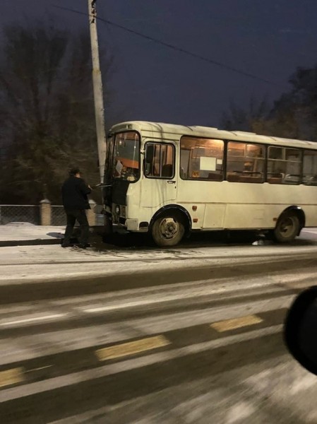 В Оренбурге водитель маршрутного автобуса въехал в опору ЛЭП