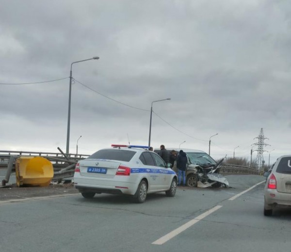 В Оренбурге на Загородном шоссе водитель минивэна протаранил ограждение моста В Оренбурге на Загородном шоссе водитель минивэна протаранил ограждение моста