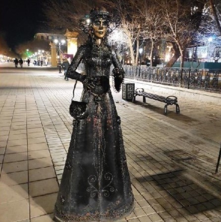 У скульптуры дамы с улицы Советской в Оренбурге снова украли зонтик