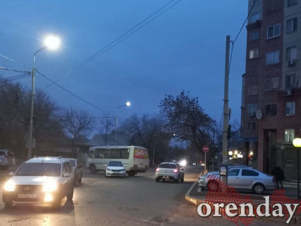 В Оренбурге на улице Пролетарской не разъехались такси и маршрутный ПАЗ