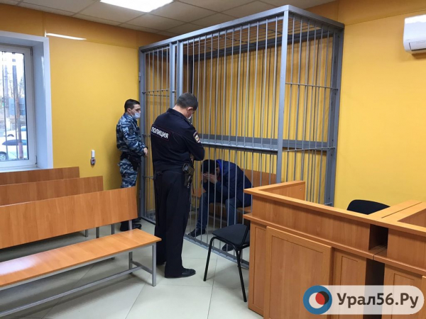 
Четерых подозреваемых по уголовному делу о суррогатном алкоголе суд Орска не отпустил из СИЗО под домашний арест        