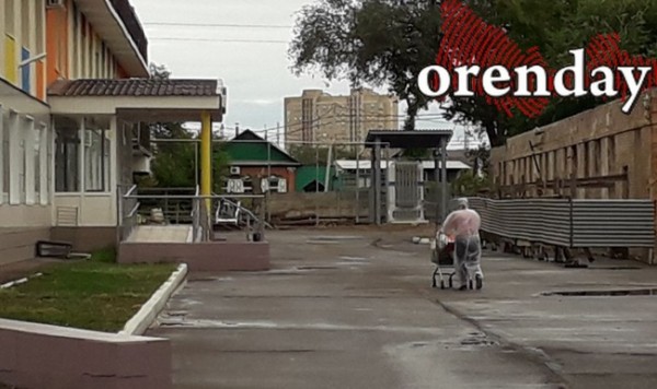 Родственникам пациентов оренбургского ковид-центра не нравятся уличные тележки для приёма передач