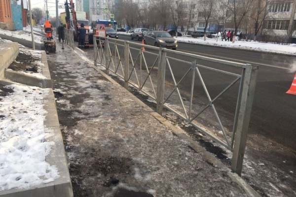 На самых известных тротуарах Оренбурга появились ограждения