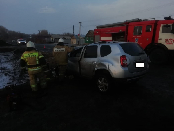 На оренбургской трассе водителя эвакуировали из внедорожника после жесткого ДТП
