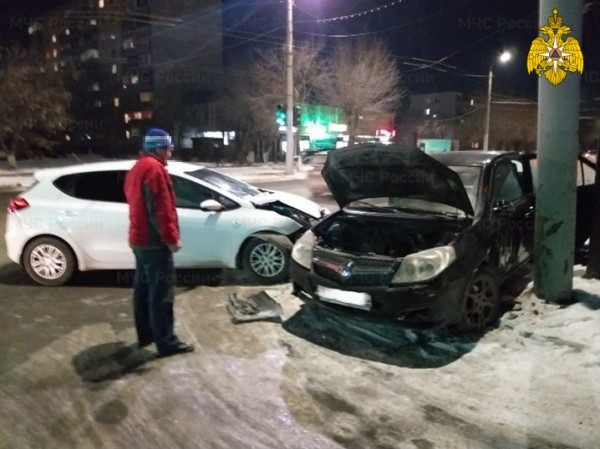 В Оренбурге после ДТП четыре человека самостоятельно не смогли выбраться из авто В Оренбурге после ДТП четыре человека самостоятельно не смогли выбраться из авто