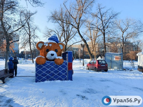 
Как новогодний городок на пл. Ленина в Оренбурге выглядит днем и вечером? Сегодня состоялось открытие        
