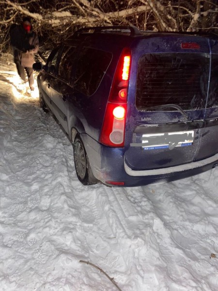Под Оренбургом в снегу застряли трое мужчин на "Ларгусе"