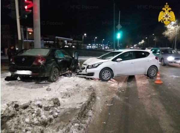 В Оренбурге после ДТП четыре человека самостоятельно не смогли выбраться из авто В Оренбурге после ДТП четыре человека самостоятельно не смогли выбраться из авто