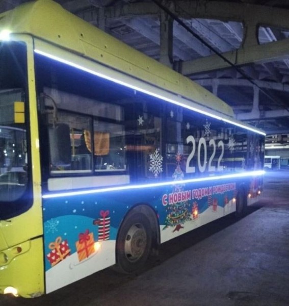 В Оренбурге начали ходить новогодние автобус и троллейбус