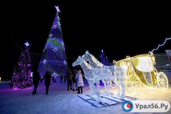 
Как новогодний городок на пл. Ленина в Оренбурге выглядит днем и вечером? Сегодня состоялось открытие        