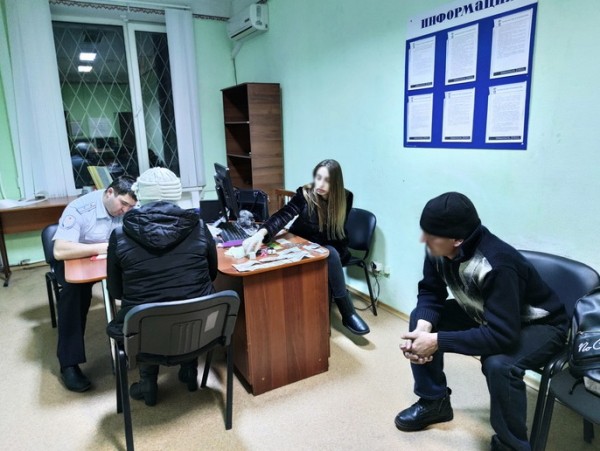 В Кувандыке грабитель средь бела дня на улице вырвал сумку из рук женщины