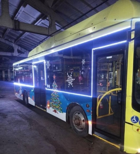 В Оренбурге начали ходить новогодние автобус и троллейбус