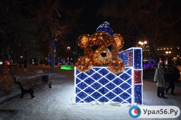 
Как новогодний городок на пл. Ленина в Оренбурге выглядит днем и вечером? Сегодня состоялось открытие        